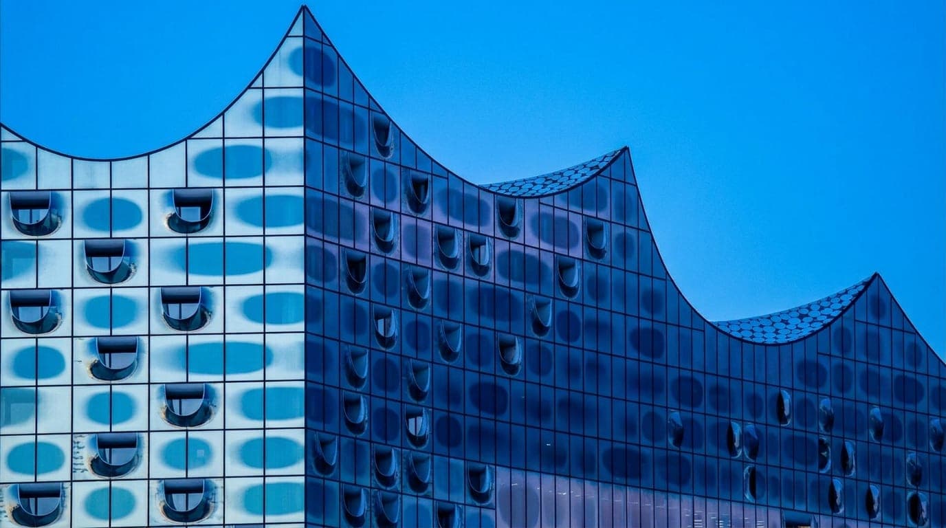 Elbphilharmonie Hamburg vor hellem Himmel